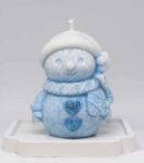 Svíčka sněhulák bílý s modrou barvou a modrými srdíčky