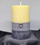 Svíčka žlutá se šedými pruhy a srdíčkem