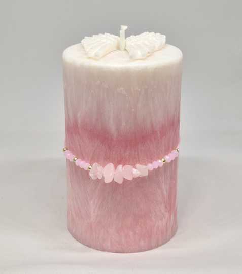 svicka_original_bila_ruzova_kridla_naramek_ruzovy_1 Svíčka Andělské pohlazení s růžovým náramkem - Obrázek 1