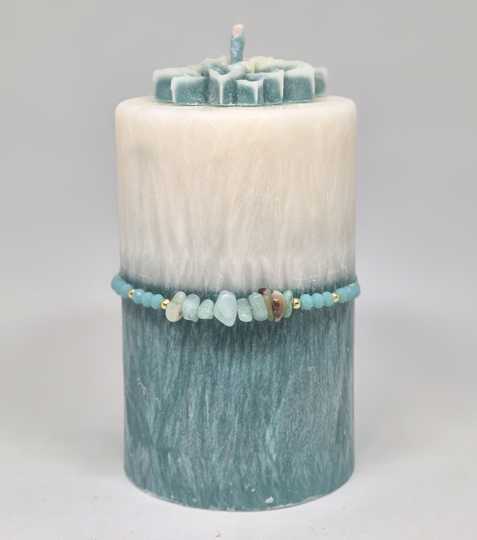 svicka_original_tyrkys_bila_naramek_kvetina Svíčka Oceánská harmonie s tyrkysovým náramkem - Obrázek 1