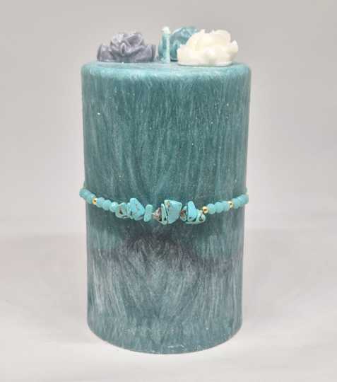 svicka_original_tyrkys_seda_naramek_ruzicky Svíčka Klidná vnitřní síla s tyrkysovým náramkem - Obrázek 1