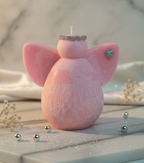 svicka_andel_moderni_ruzova_stribrna_4 Svíčka anděl Nebeský strážce s dotekem zlata růžová - Obrázek 1