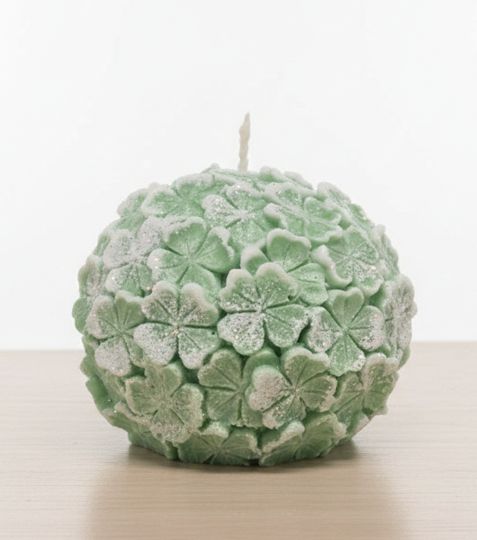 svicka_koule_zelene_ctyrlistky Svíčka pro štěstí ve tvaru koule se čtyřlístky - Obrázek 1